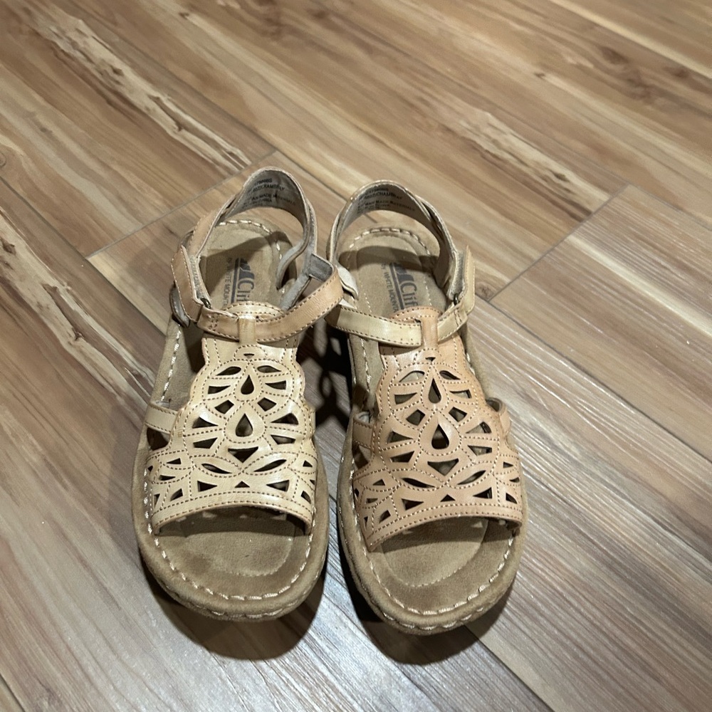 Cliffs by White Mountain Tan Cutout Leather Sandals Size 8 1/2 - Picture 1 of 4